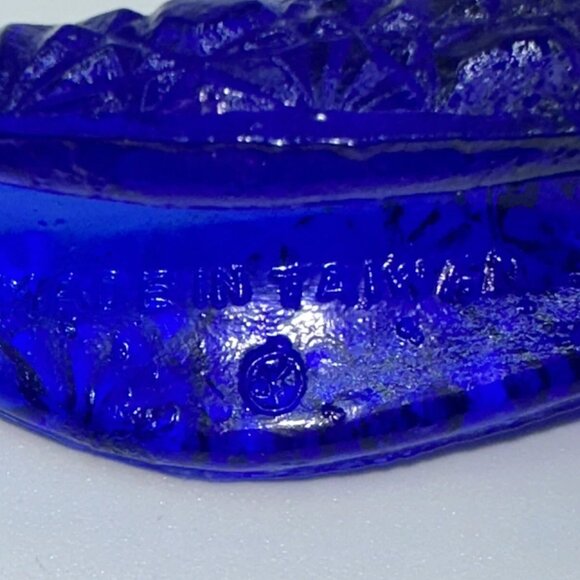 Fenton Cobalt Blue Glass Daisy & Button Flowered Victorian Boot 4" Tall Vintage - Picture 5 of 5